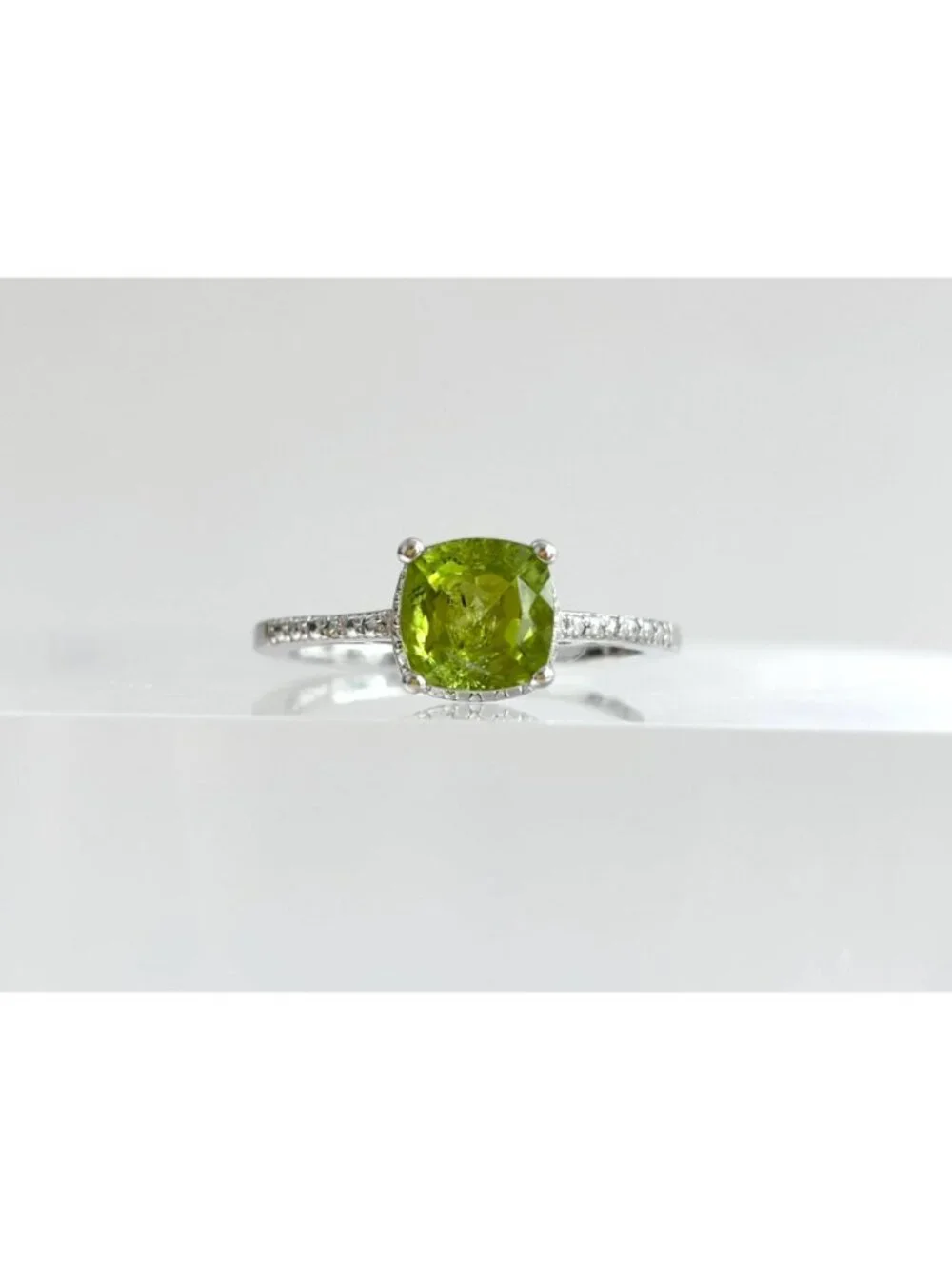 Peridot Cushion Cut Gemstone CZ Lined Sterling Silver 925 Vintage Ring - sz 7.75